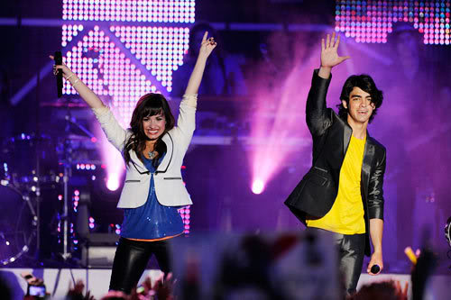 Young Hollywood love in the trenches demilovatoandjoejonas02